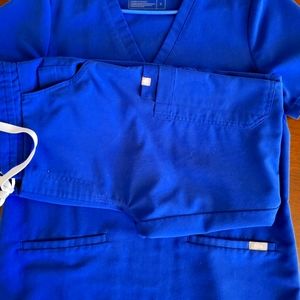 2 pockets scrub top and yola skinny pants